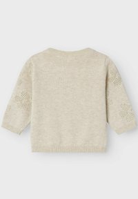 Maglione a punto smock di un beige chiaro, con scollo rotondo e maniche a tre quarti decorate con motivi floreali intagliati.