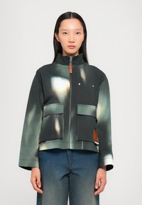 Zipped Jacke aus dunkelgrünen Stoff mit abstrakten hellen Mustern, zwei Vorderstaschen und Lederakzenten. Verfügt über einen hohen Kragen und eine lockere Passform.