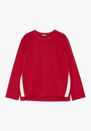Sweat-shirt rouge à manches longues avec panneaux latéraux à boutons-pression blancs et encolure ronde, étalé à plat sur un fond blanc.