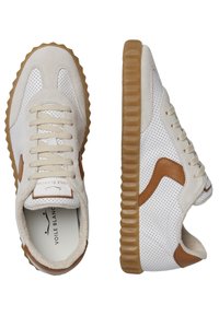Białe perforowane skórzane sneakersy z brązowymi zamszowymi akcentami i teksturowaną gumową podeszwą. Posiadają okrągłe sznurowadła oraz wewnętrzne logo.