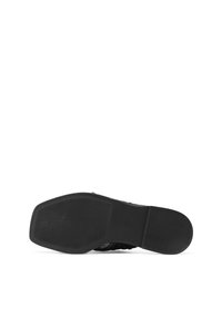 Suola di scarpa nera con un motivo testurizzato. Presenta una forma arrotondata e liscia, con un design piatto, realizzata in materiale gommoso durevole.