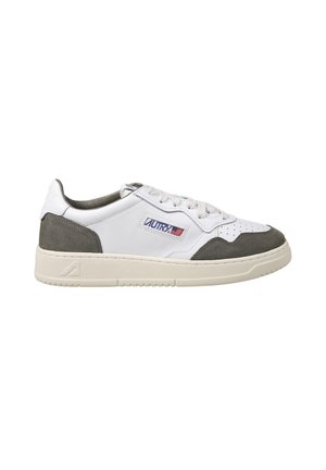 Zapatilla deportiva baja blanca y gris con cierre de cordones, puntera perforada, suela crema y logo de Autry con bandera americana en el lateral.