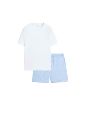 T-shirt blanc à manches courtes associé à un short rayé vertical bleu clair et blanc avec une taille élastique.
