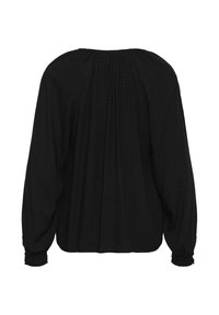 Maglia nera a maniche lunghe in tessuto testurizzato, con scollo arricciato e polsini elasticizzati. Presenta pieghe sulla schiena per una vestibilità morbida.