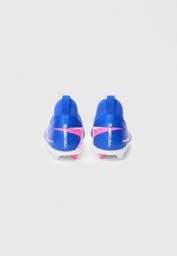 Μπλε ποδοσφαιρικά παπούτσια με ροζ λεπτομέρειες, υφασμένο συνθετικό επάνω μέρος και λευκή σόλα. Διαθέτουν λουράκι για εύκολο φόρεμα και σόλα με καρφιά για πρόσφυση.