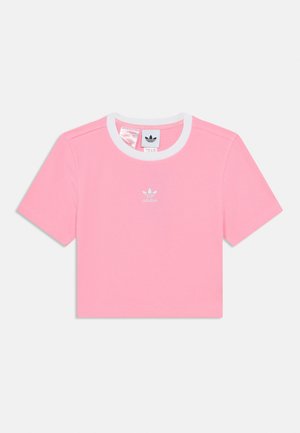 Tricou roz scurt cu mâneci scurte, cropt din material texturat, cu guler rotund alb și un mic logo alb Adidas pe piept.