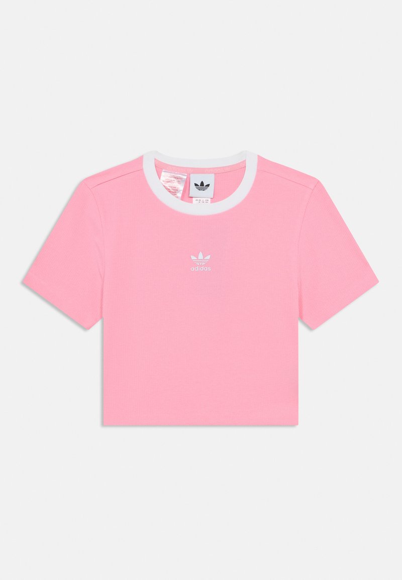 Ροζ κοντομάνικη crop t-shirt από υφασμάτινη υφή, με λευκό στρογγυλό γιακά και μικρό λευκό λογότυπο Adidas στο στήθος.