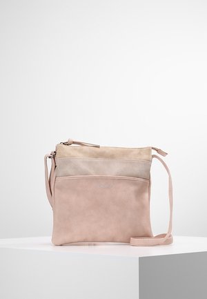 Kleine crossbodytas met verstelbare schouderriem, met zachte beige en blush roze panelen en een voorvak met ritssluiting op een wit displayoppervlak.