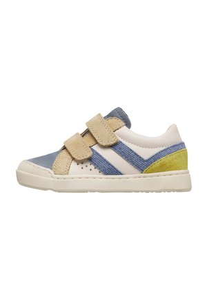 Scarpa da ginnastica per bambini con strisce in velcro beige e blu, base crema, strisce blu e accento giallo sul tallone, suola in gomma bianca.
