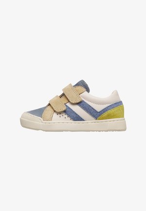 Scarpa da ginnastica per bambini con strisce in velcro beige e blu, base crema, strisce blu e accento giallo sul tallone, suola in gomma bianca.