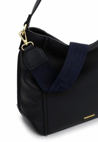 Černá kožená kabelka s pevnou konstrukcí, vybavená tmavě modrým látkovým popruhem s vystouplým vzorem a zlatými kovovými doplňky.