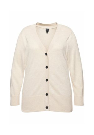 Cardigan beige avec un col en V, des manches longues et des boutons noirs sur le devant. Présente des poignets côtelés et une texture lisse et douce.