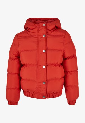 Sarkans pūkains jakas ar kapuci, ar kviltota dizaina elementiem, elastīgām piedurknēm un pogu aizdari. Mīksta auduma ar ribotajiem apakšmalas akcentiem.