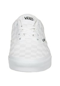 Baskets Vans blanches à coupe basse avec un motif discret en damier, lacets blancs et semelle en caoutchouc, vues de face.