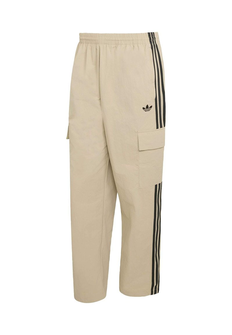 Beige Cargohose mit elastischem Bund, seitlichen Taschen und schwarzen vertikalen Streifen. Mit einem Adidas-Logo auf der Vorderseite.