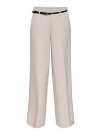 Beżowe spodnie o szerokich nogawkach, gładkiej teksturze, z czarnym paskiem i dwoma przednimi kieszeniami, uszyte na miarę dla schludnego dopasowania.