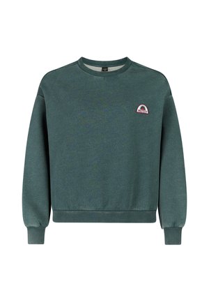 Donkergroene crewneck trui met geribde manchetten en zoom, met een klein geborduurd "Protest" zon-logo op de linkerborst.