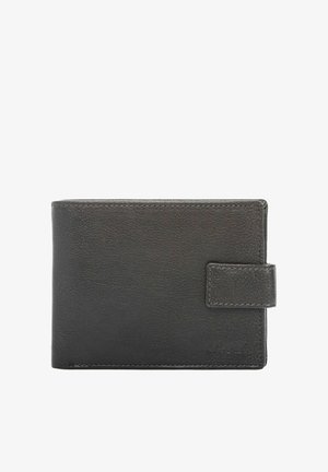 Czarny skórzany portfel składany na pół z przeszywanymi krawędziami i zatrzaskiem po prawej stronie, tłoczone logo w prawym dolnym rogu.