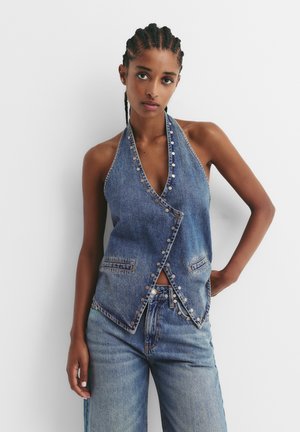 Top in denim con scollo a V profondo, impreziosito da bottoni metallici lungo i bordi e due tasche frontali; di colore blu chiaro.