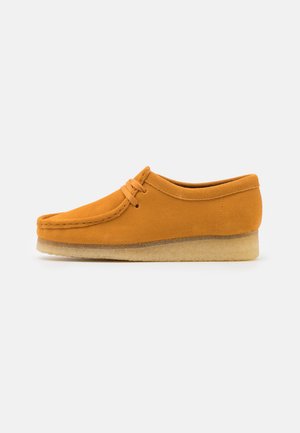 WALLABEE - Casual lace-ups - tumeric