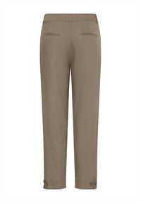 Pantalon court taupe avec poignets boutonnés et deux poches passepoilées horizontales à l'arrière, présenté de dos sur un fond blanc.