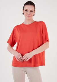 LOOSE FIT - Basic póló - coral