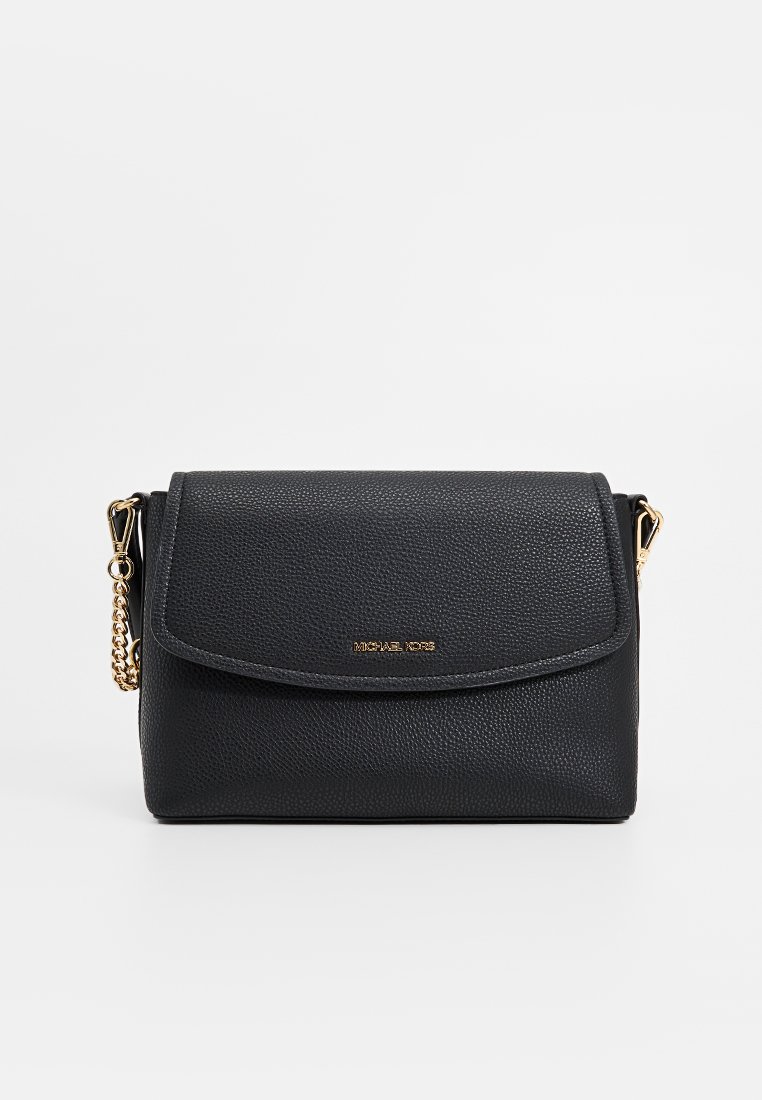 Bolso de hombro de cuero negro con herrajes dorados, acabado texturizado, cierre con solapa y detalle de cadena en la correa. Logo grabado en la parte frontal.