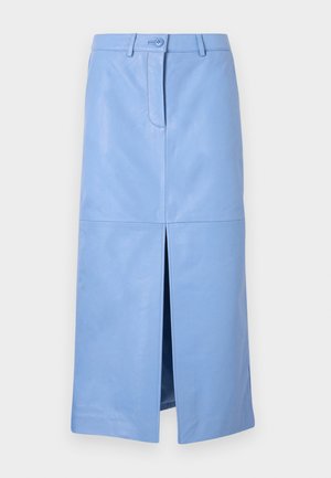 Jupe midi en cuir bleu clair avec fente à l'avant, fermeture par boutons et passants pour ceinture, présentée sur un fond uni.