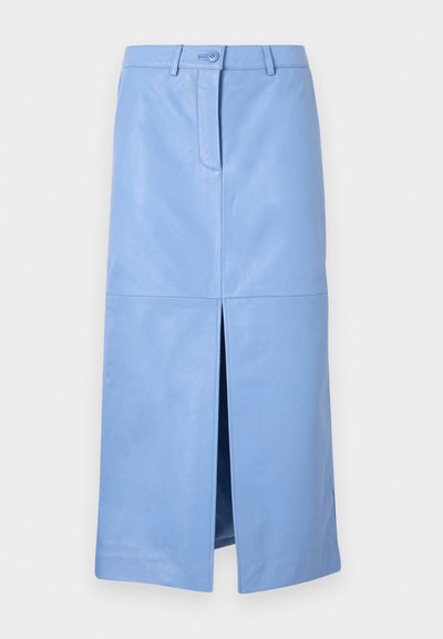 Φούστα από δέρμα σε ανοιχτό γαλάζιο χρώμα, μήκους μέχρι το μέσο της γάμπας, με σκίσιμο μπροστά, κούμπωμα με κουμπιά και θηλιές για ζώνη, σε απλό φόντο.