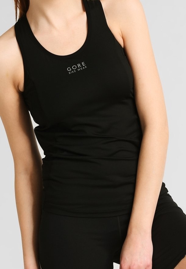 Svart ärmlös tanktop med rund halsringning, prydd med "GORE BIKE WEAR"-logotyp i vitt, tillverkad av ett mjukt, elastiskt tyg.