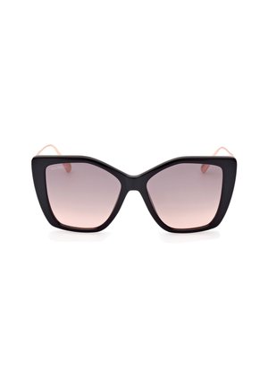 Lunettes de soleil style œil de chat avec une monture noire mate, des verres dégradés roses, et des accents roses clairs sur les branches. Design angulaire avec des bords définis.