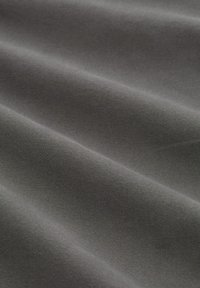 Ύφασμα γκρι με ομαλή υφή, που διαθέτει απαλούς κυματισμούς και συνεπή μοτίβο. Κατάλληλο για διάφορες υφασματικές εφαρμογές.