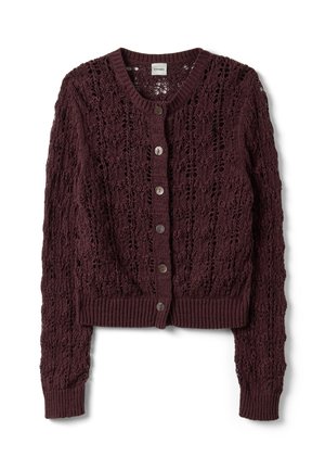 Dunkel kastanienfarbenes gestricktes Cardigan mit langen Ärmeln, Knopfleiste vorne und einem filigranen Lochmuster im gesamten Stoff.