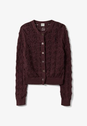 Cardigan en maille bordeaux foncé avec manches longues, fermeture à boutons sur le devant, et motif ajouré complexe sur tout le tissu.