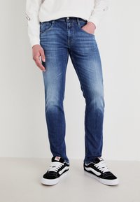 Replay ANBASS PANTS - Jeans slim fit - medium blue