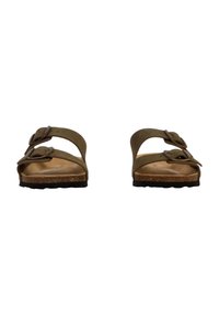Sandalias de cuero marrón con dos correas ajustables y hebillas, una plantilla texturizada y una suela de goma negra. Vista frontal.