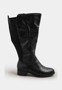Czarne skórzane kozaki do kolan z okrągłym noskiem, blokowym obcasem i miękką, pomarszczoną cholewką. Zapięcie na zamek z bezszwowym wykończeniem po bokach.