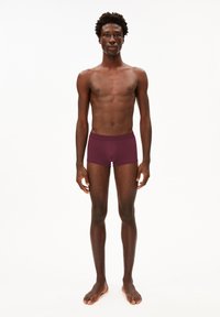 Burgunderfarbene Boxershorts aus weicher Baumwolle mit taillierter Passform. Verfügt über einen elastischen Bund mit Logo und eine glatte, flache Vorderseite.