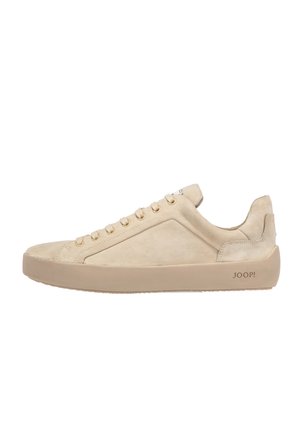 Zapatilla beige de ante de corte bajo con suela y cordones beige, con detalles de costura lateral y marca "JOOP!" en el talón.