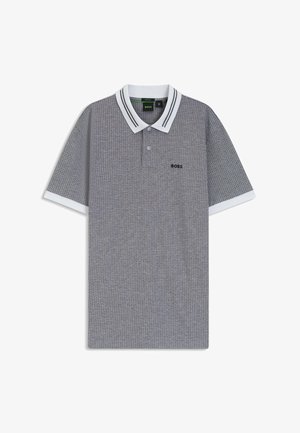 Camisa polo de manga corta en gris con un patrón texturizado, cuello blanco con franjas negras y un pequeño logotipo negro en el pecho.