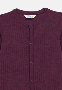 Tume lilla soonikkoes kardigan, ümara kaeluse ja nööpidega. Kaelas sees on värvikas brändisilt.