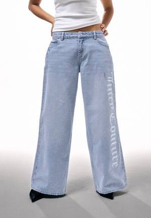 Jasnoniebieskie dżinsy o szerokich nogawkach wykonane z denimu, z ozdobnym białym logo „Juicy Couture” na prawej nogawce, przetartym wykończeniem na dole oraz przednimi kieszeniami.