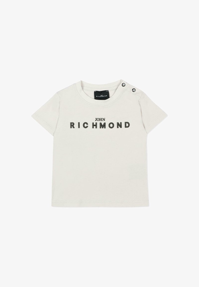 T-shirt blanc à manches courtes pour tout-petit avec "JOHN RICHMOND" imprimé en noir sur le devant et deux boutons-pression sur l'épaule.