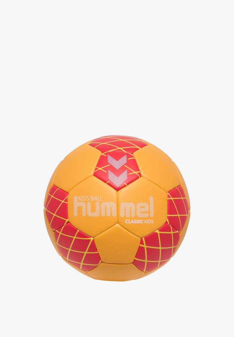 Pallone da calcio per bambini giallo e rosso con design esagonale, caratterizzato da un motivo a griglia e il marchio "hummel" in bianco. Texture liscia.