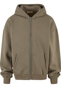 Haut à capuche zippé marron avec une capuche, deux poches frontales, des poignets et un ourlet côtelés, fabriqué en tissu texturé doux. Design simple et minimaliste.