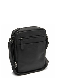 Borsa a spalla in pelle nera di forma rettangolare, con tasca frontale con zip e tracolla regolabile. Texture liscia con hardware minimale.