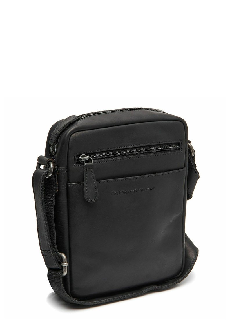 Borsa a spalla in pelle nera di forma rettangolare, con tasca frontale con zip e tracolla regolabile. Texture liscia con hardware minimale.