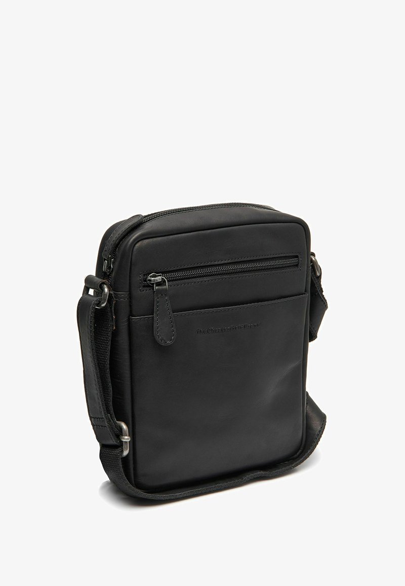Borsa a spalla in pelle nera di forma rettangolare, con tasca frontale con zip e tracolla regolabile. Texture liscia con hardware minimale.