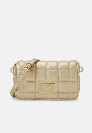 Borsa trapuntata dorata di forma rettangolare, con piastra logo in metallo e tracolla regolabile. Texture liscia e design elegante.