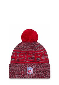 Strickmütze in Rot und Grau, mit einem großen roten Bommel oben, einem Muster mit dem Text ‚49ers‘ und einem weißen NFL-Logo-Patch am Bündchen.
